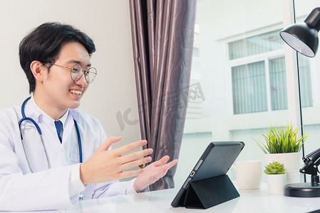 医生微笑使用现代智能数字平板电脑解释病人的疾病症状