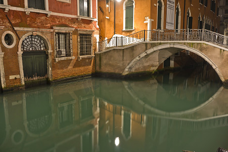 意大利夜景摄影照片_威尼斯，旧城运河夜景，意大利，欧洲