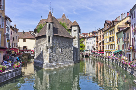 法式建筑摄影照片_阿讷西在阿尔卑斯山，旧城运河景观，法国
