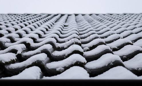 欧洲房子冬天屋顶瓦片上的白雪
