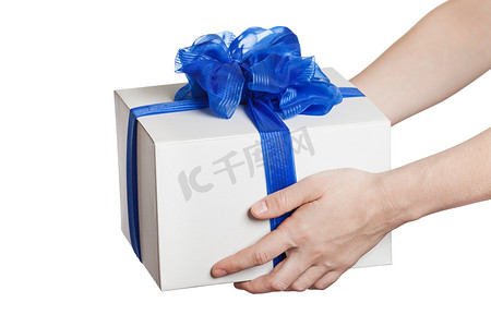 拿着礼物或礼物盒的人的手