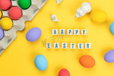 复活节那天小兔子与黄色 bac 上装饰的鸡蛋