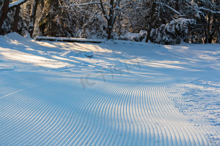 滑雪坡上的平滑线条，由平坦地带的雪猫留下。