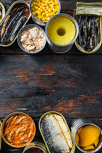 锡罐中各种罐装蔬菜、肉、鱼和水果两行之间的文本空间。
