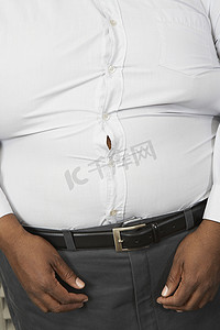 穿着紧身正式白衬衫的肥胖男子的中段