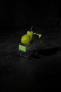 黑色的小超市推车里的梨。