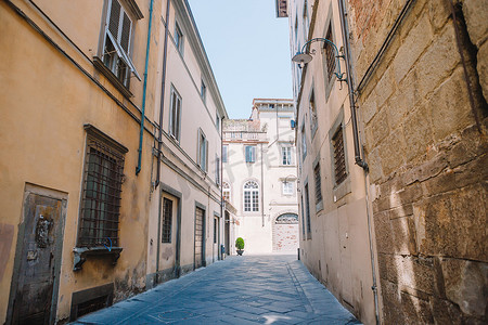 意大利卢卡小城古老而美丽的空荡荡的狭窄街道