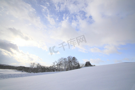 东北雪地摄影照片_雪原和蓝天