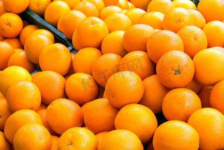 一堆橘子待售