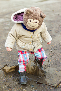 玩泥巴的小孩摄影照片_小孩玩泥巴