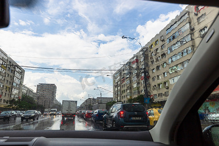 2020年罗马尼亚布加勒斯特阴雨天交通，从汽车前窗看路