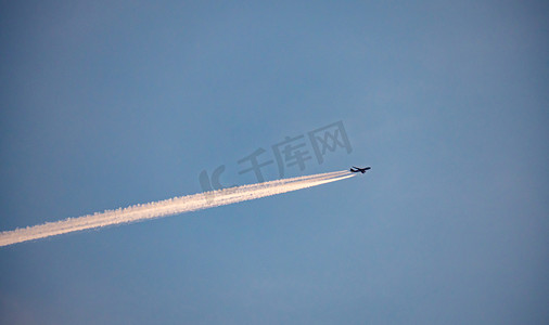 喷气式客机摄影照片_喷气式飞机在天空