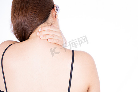 一个女人在孤立的白色背景下感到筋疲力尽，肩颈疼痛和受伤。