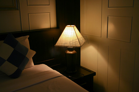 卧室台灯摄影照片_酒店床和床头柜