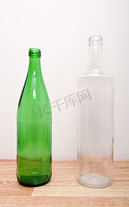 一个绿色玻璃瓶和一个透明玻璃瓶