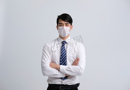 戴防护面具的商人男子抵御感冒病毒 b