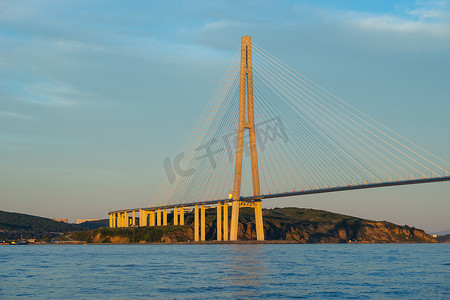 以俄罗斯桥为景观的海景。