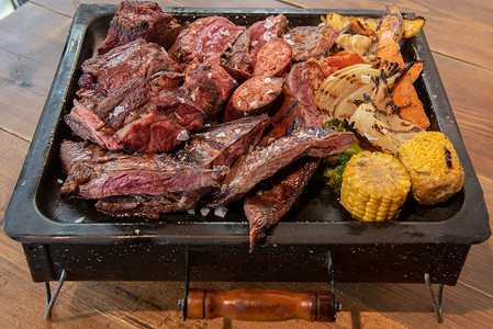 阿根廷 Asado 肉和蔬菜的完整烧烤，在 Brasero 供应