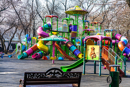 2021年罗马尼亚布加勒斯特儿童户外彩色游乐场乐趣