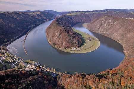 多瑙河上的施洛根环路是著名河流中的一个巨大弯道
