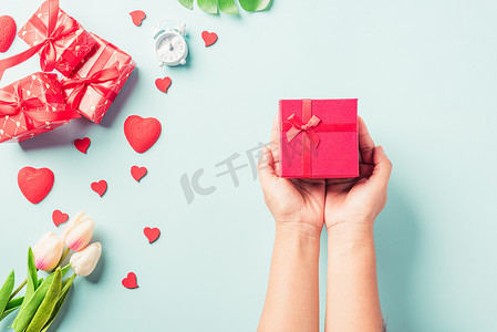礼盒生日摄影照片_女人手拿着礼物或礼盒装饰和红心惊喜