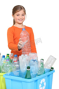 回收塑料瓶的小女孩