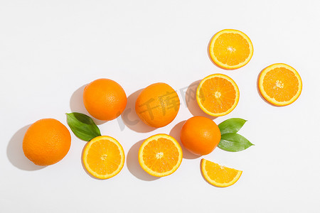 文字碎片摄影照片_平躺式构图，带有橙子和白色背景上的文字空间。