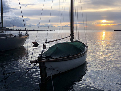 日落时的帆船在江边