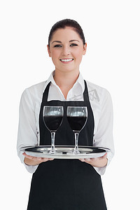 好的看的背景摄影照片_拿着两杯酒的快乐的女服务员