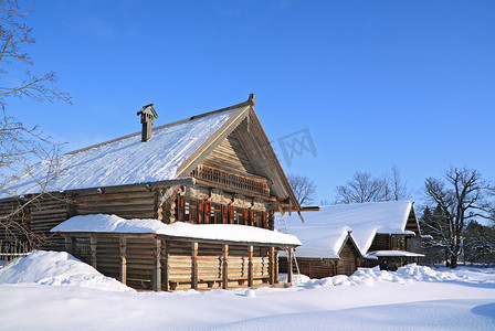 已过时摄影照片_在雪中的木农村房子