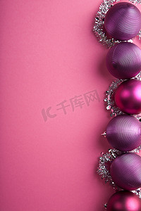 圣诞球装饰边框摄影照片_紫色圣诞球边框