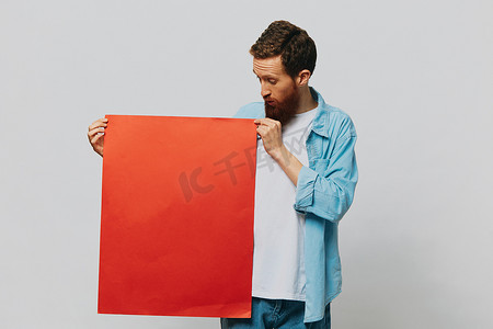 灰色背景中一位成年男性的肖像，上面有一张红色纸，供您设计和文字、布局、复制空间、文字空间