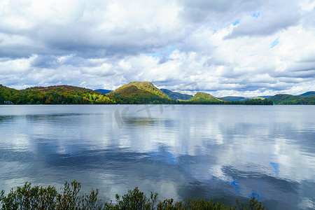 金色高级摄影照片_“高级湖和劳伦山的秋叶色彩”