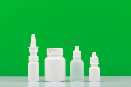 滴眼液摄影照片_一套用于治疗的药物、喷鼻剂、药丸和滴眼液在绿色背景下带有复制空间。