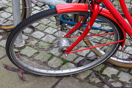 车轮的辐条摄影照片_在带有多个金属辐条的自行车车轮上近距离观看