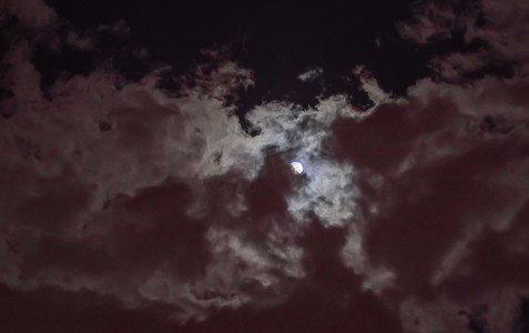 满月在天空与云