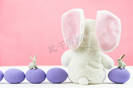 复活节小兔子与装饰鸡蛋