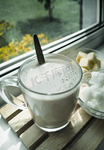 防弹咖啡：用奶油和椰子油打发的咖啡。
