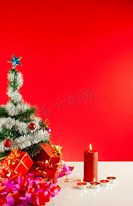 红色背景中带蜡烛的圣诞礼物