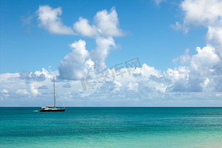 云海景摄影照片_美丽的阳光海景与锚泊的游艇和蓝天