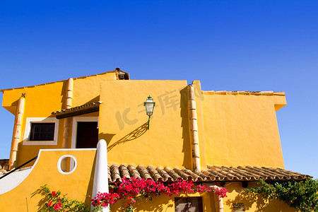 黄色房屋摄影照片_Cala Fornells Majorca 的地中海黄色房屋