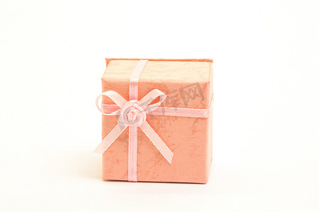 丝带盒摄影照片_有桃红色丝带的橙色礼物盒