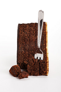 一块孤立的美味巧克力蛋糕