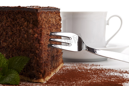 巧克力蛋糕摄影照片_一块孤立的美味巧克力蛋糕