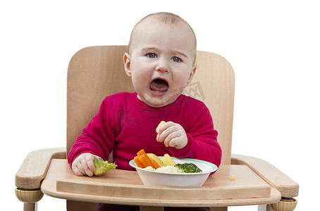 在高脚椅上吃饭的幼儿