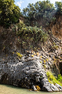 “意大利西西里岛阿尔坎塔拉峡谷的玄武岩岩石和纯净水”