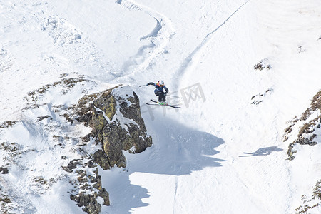 2021 年冬天，滑雪者在安道尔 Ordino Alcalis 举行的 2021 年自由滑雪世界巡回赛第 2 步比赛中。