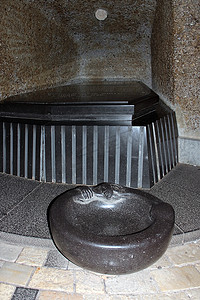 罗斯柴尔德男爵家族墓穴中的黑色花岗岩墓碑
