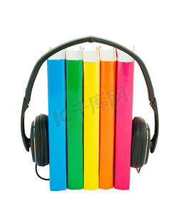 一排书和耳机 — 有声读物概念
