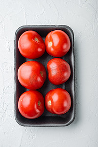 新鲜的红色有机西红柿，在白色背景上